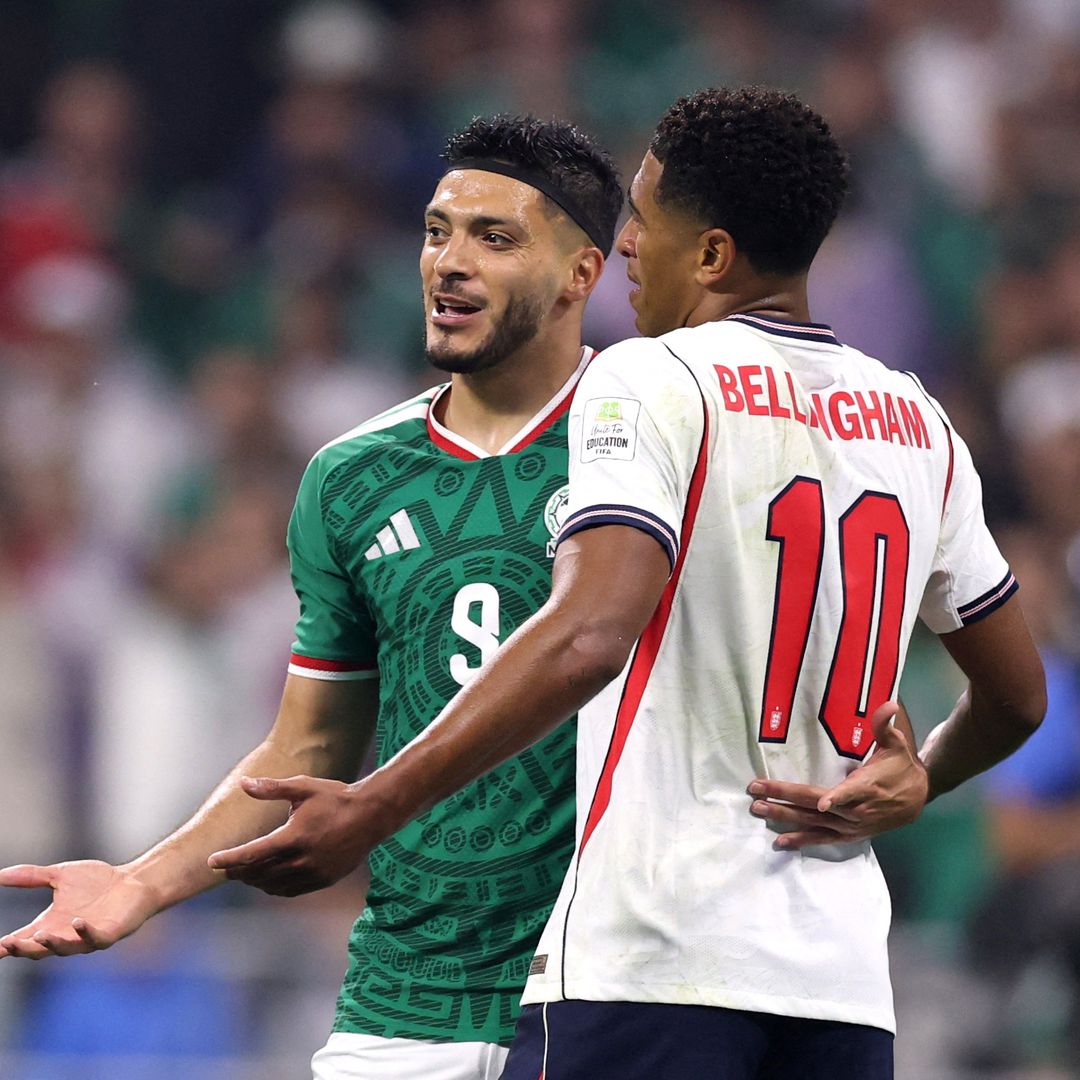 Jude Bellingham de Inglaterra con Raúl Jiménez de México después de que Jarell Quansah fuera expulsado tras una revisión del VAR. Foto: Reuters